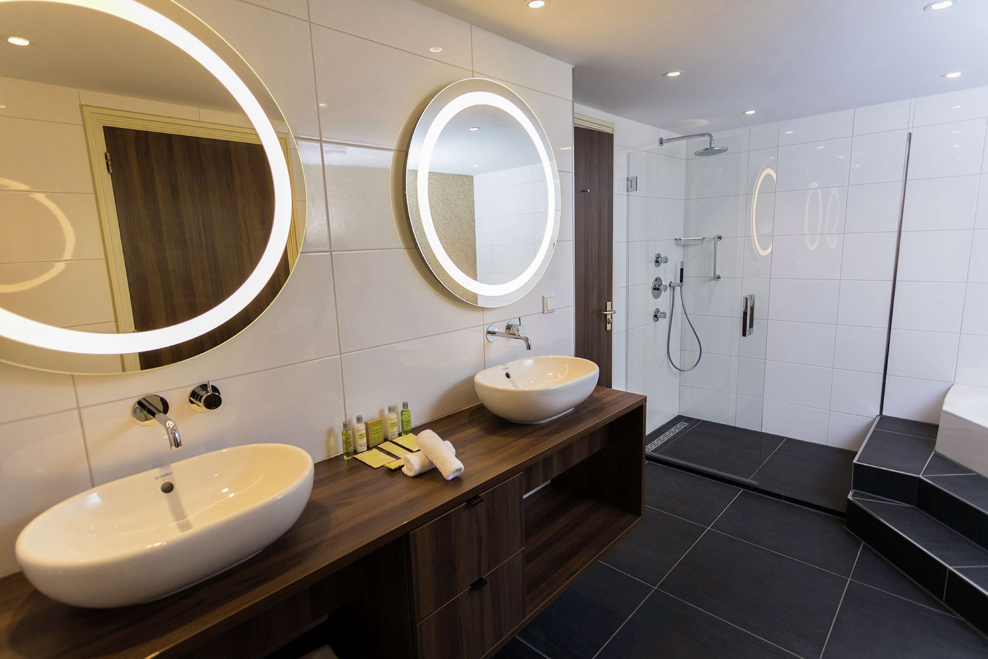 Suite, 1 kamar tidur | Kamar mandi | Bathtub dan shower terpisah dan perlengkapan mandi gratis