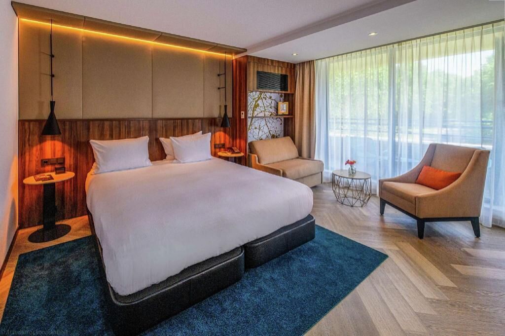 Premium bedding, in-room safe, desk, laptop workspace