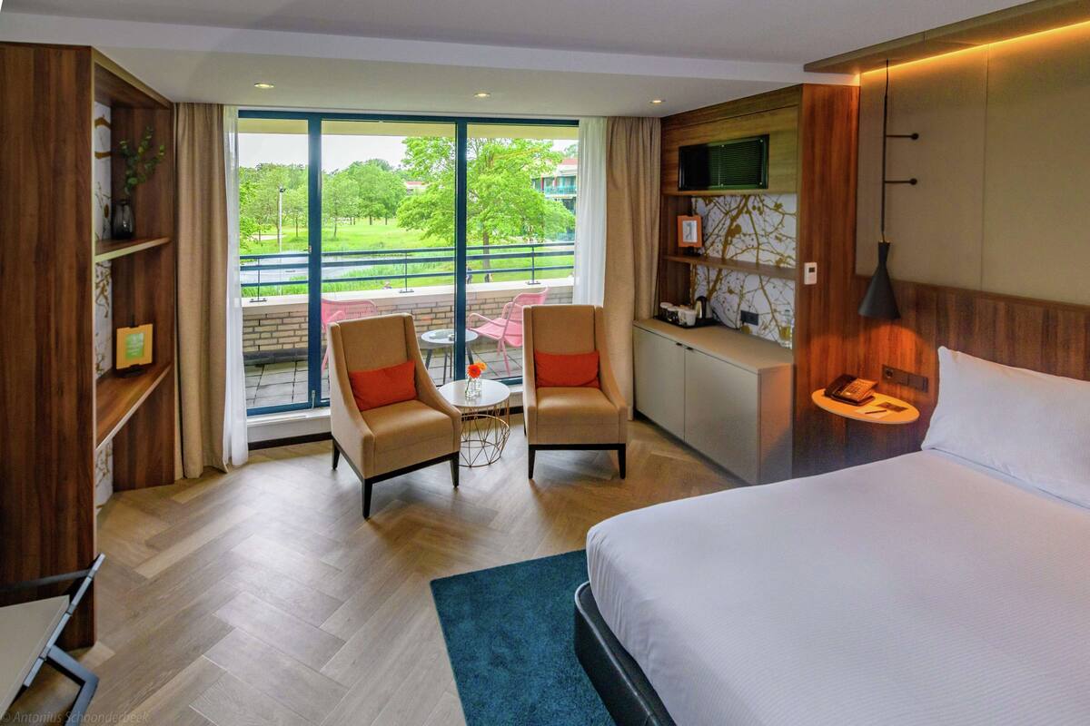 ห้องดีลักซ์, เตียงคิงไซส์ 1 เตียง (Golf Course View) | เครื่องนอนระดับพรีเมียม, ตู้นิรภัยในห้องพัก, โต๊ะทำงาน