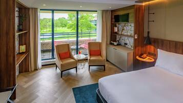 Deluxe kamer, 1 kingsize bed (Golf Course View) | Luxe beddengoed, een kluis op de kamer, een bureau, een laptopwerkplek