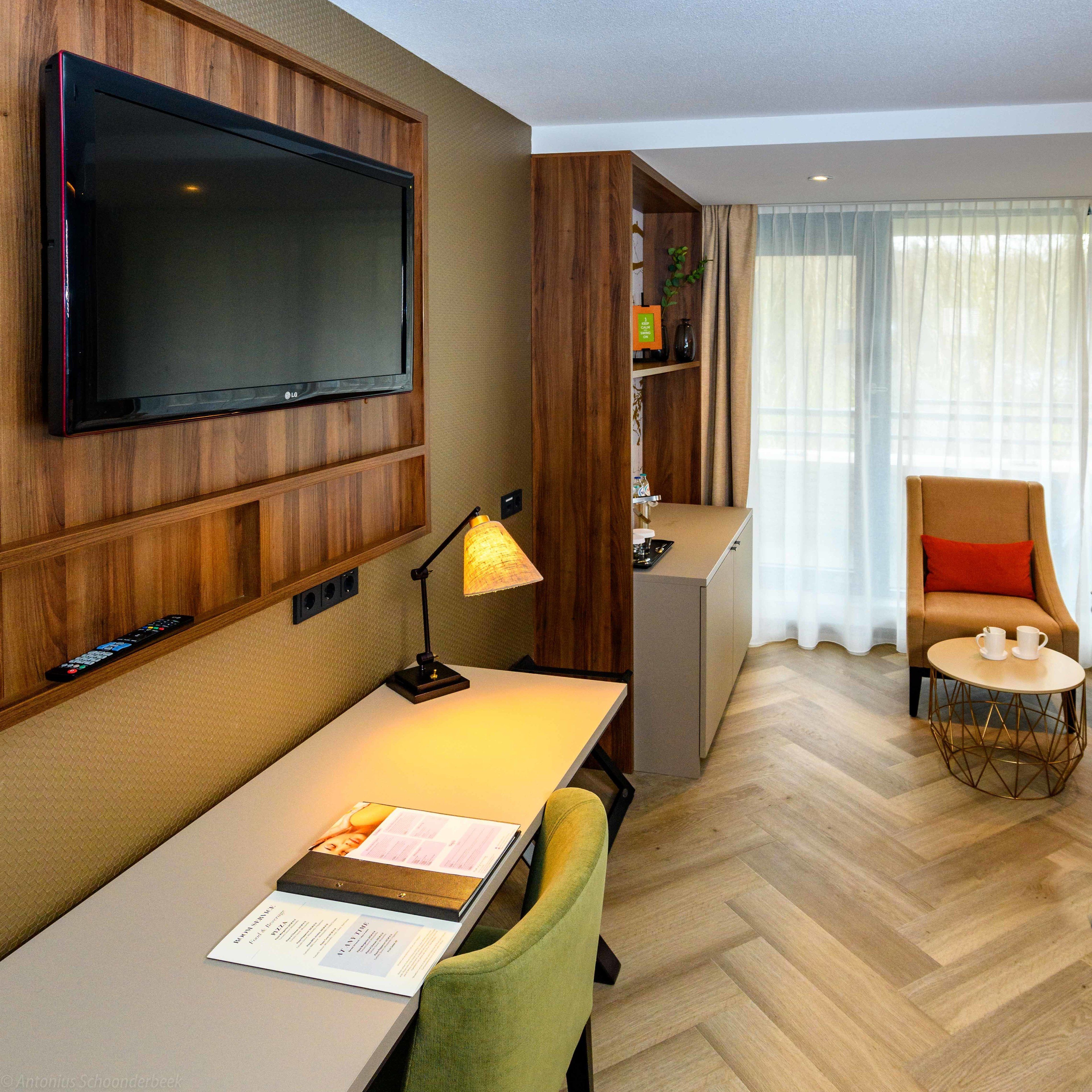 family room, 1 king bed | 1 bedroom, premium bedding, in-room safe, desk