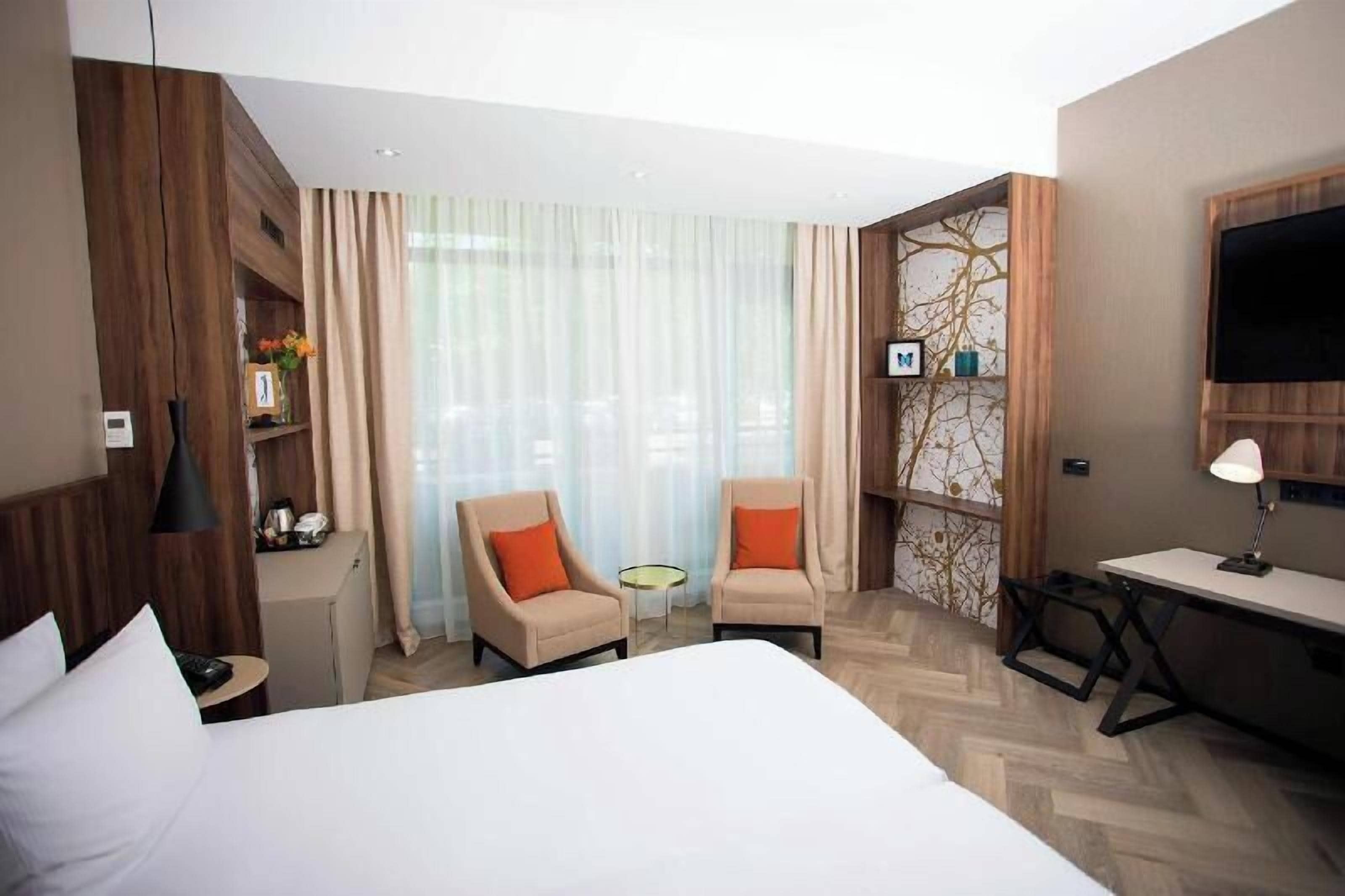 Premium bedding, in-room safe, desk, laptop workspace