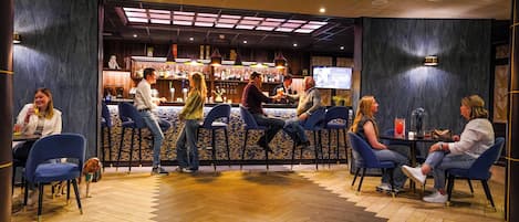 Serviço de café da manhã, almoço, jantar; vistas para o campo de golfe