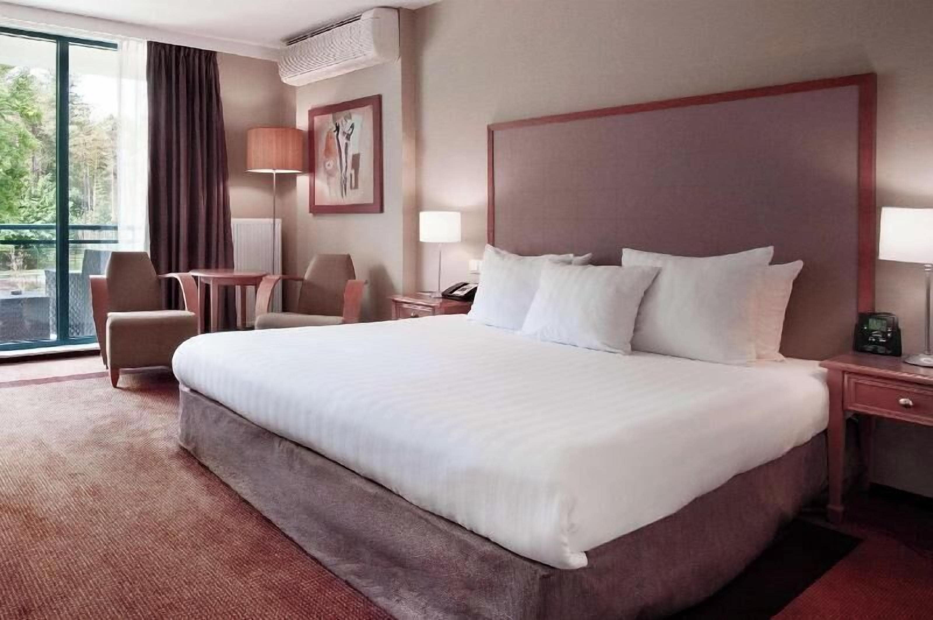 Premium bedding, in-room safe, desk, laptop workspace