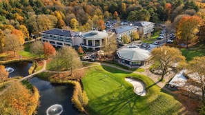 A golf course with a pond, a clubhouse, and a parking lot. - DoubleTree by Hilton Royal Parc Soestduinen (Soest)