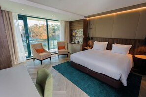 Ropa de cama de alta calidad y caja de seguridad en la habitación