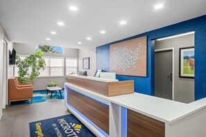 Lobby - Microtel Inn by Wyndham Georgetown (Georgetown)