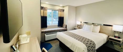 防过敏的被褥、加厚床垫、办公桌、笔记本电脑工作区