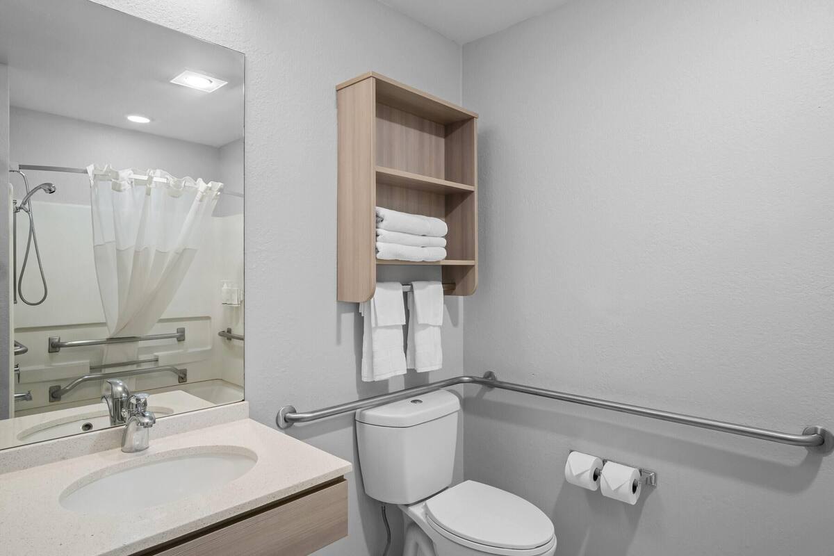 Quarto standard, 1 cama Queen, acessível | Banheiro acessível