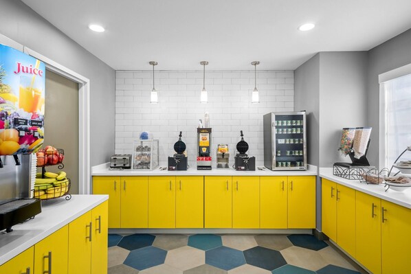Free daily continental breakfast - Microtel Inn by Wyndham Georgetown (Georgetown)
