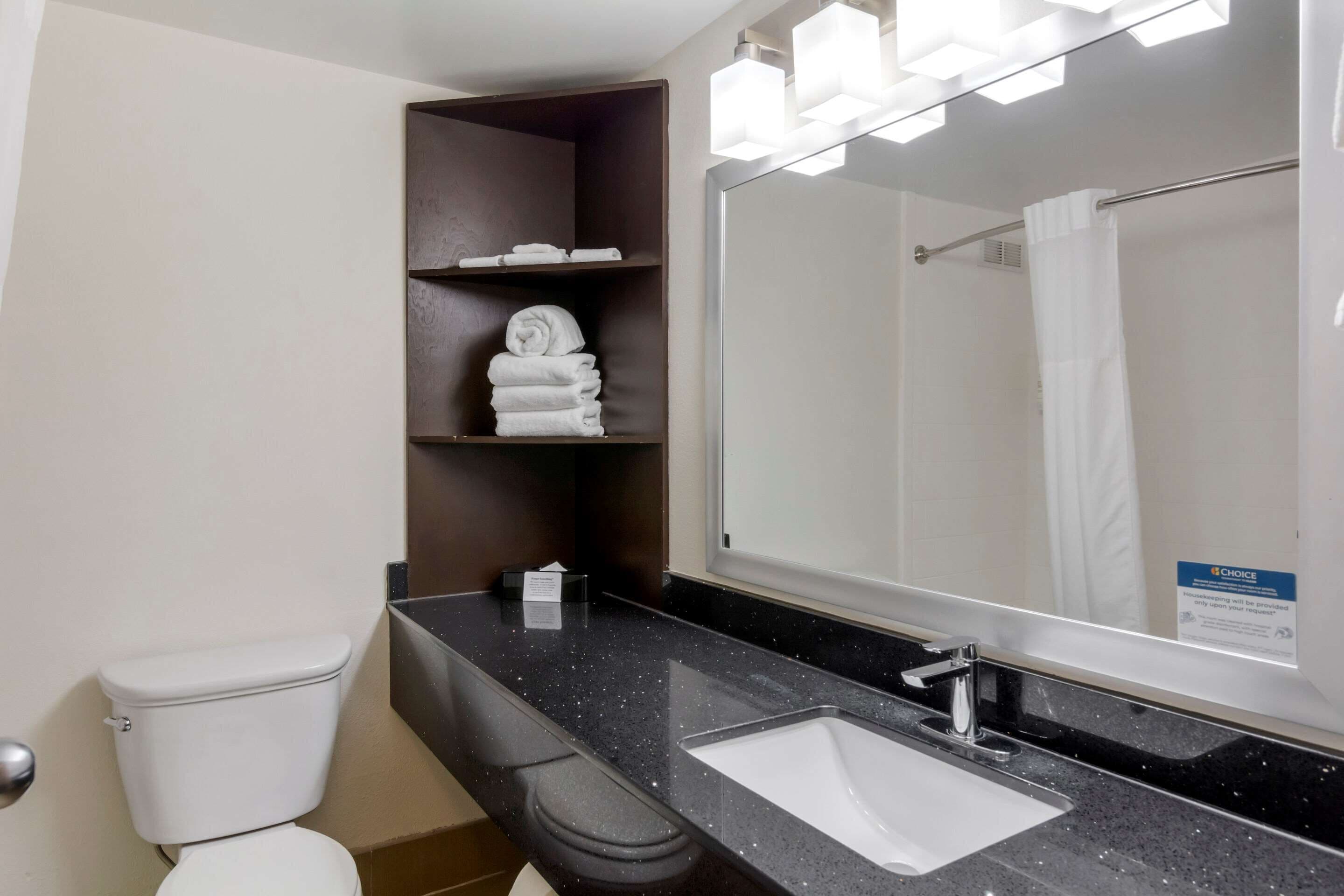 Ensemble douche/baignoire, articles de toilette gratuits, sèche-cheveux