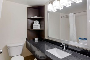 Combined shower/bathtub, free toiletries, hair dryer, towels - Clarion Pointe Charlottesville (Charlottesville)