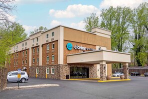 Exterior - Clarion Pointe Charlottesville (Charlottesville)