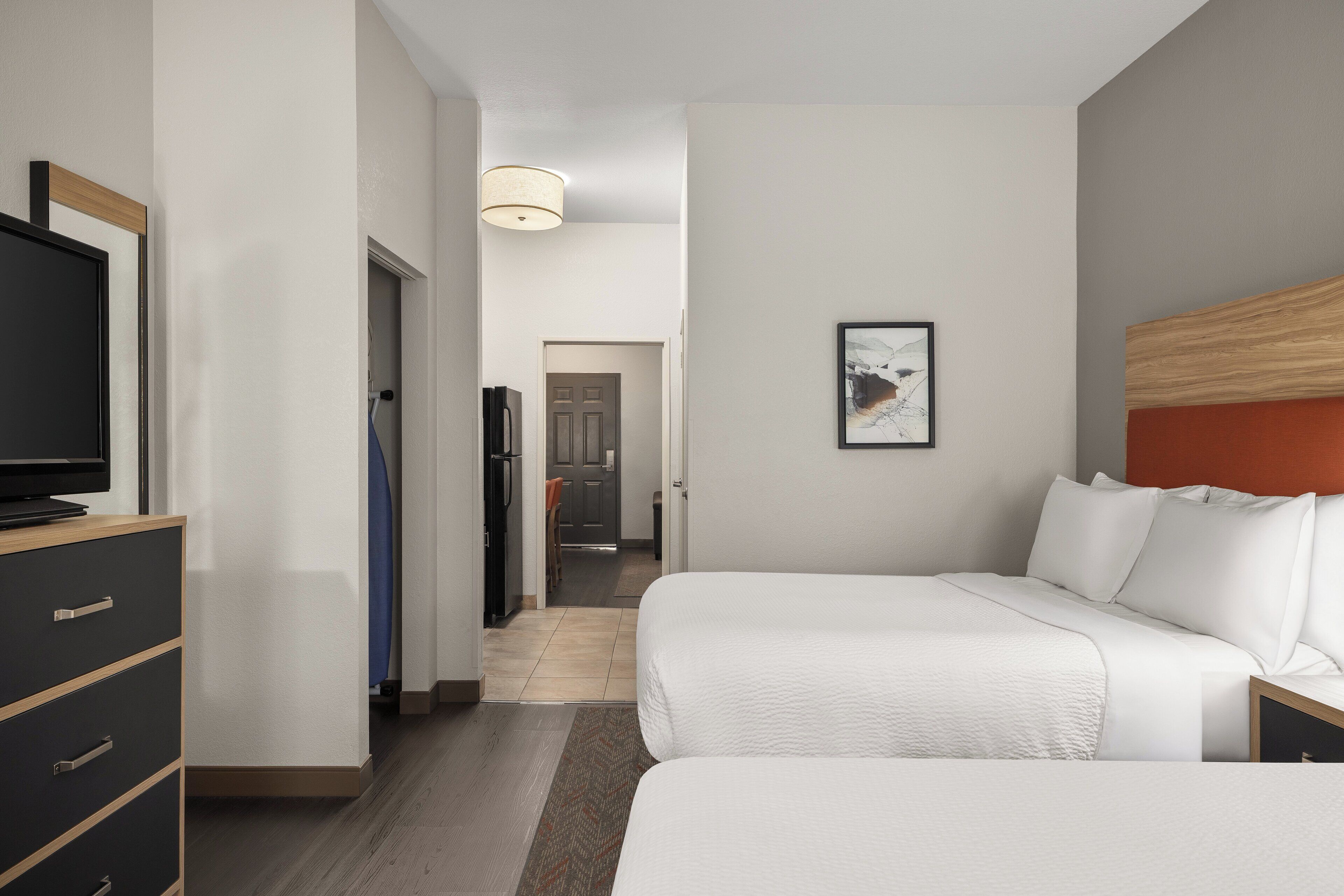 Suite, 1 Bedroom w/ 2 Queens | 書桌、筆電工作空間、遮光布/窗簾、熨斗/熨衣板