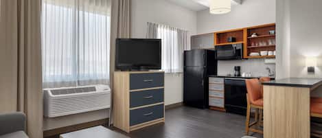 Suite, 2 camere da letto | 1 camera, una scrivania, postazione laptop, tende oscuranti