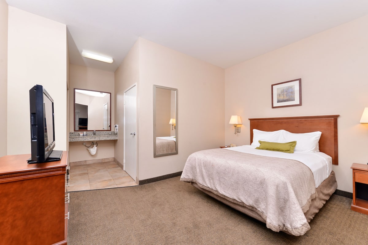 1 bedroom, desk, laptop workspace, blackout curtains