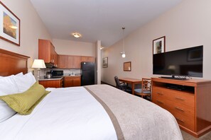 2 bedrooms, desk, laptop workspace, blackout drapes