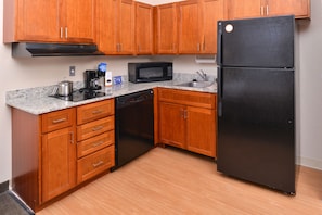 Full-size fridge, microwave, stovetop, dishwasher