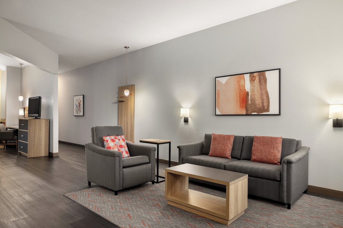 Suite, 1 Bedroom w/ King Bed