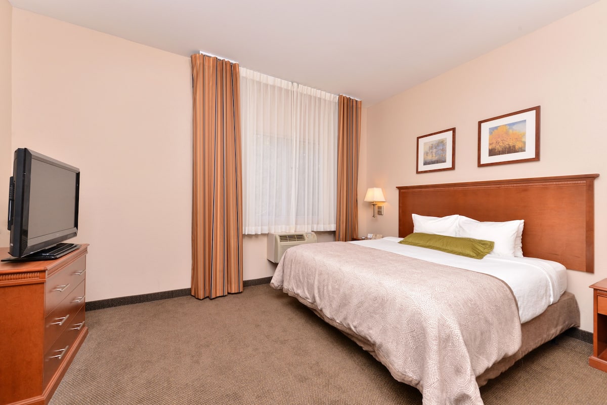 1 bedroom, desk, laptop workspace, blackout curtains
