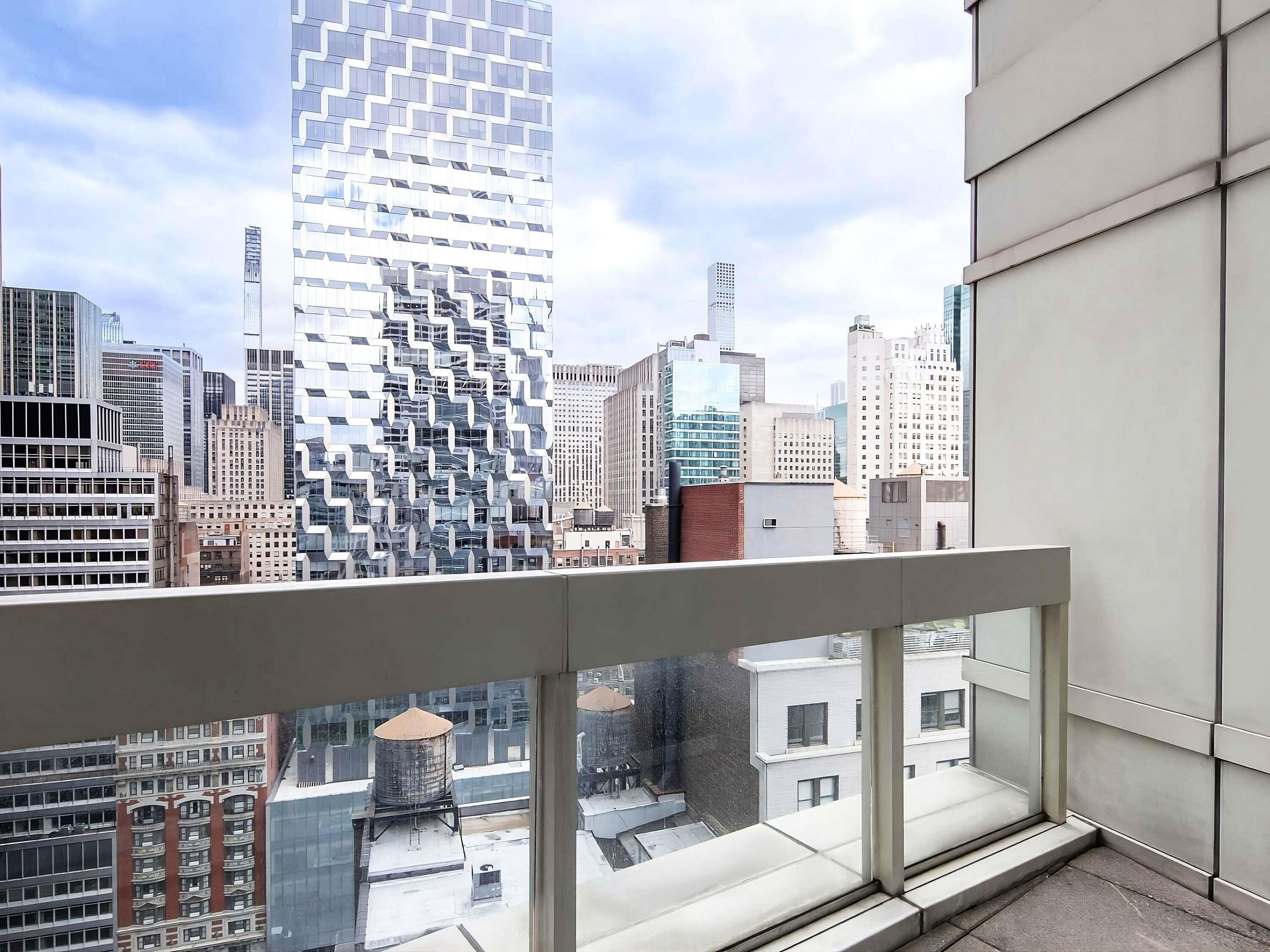 Suite, balcon, vue sur la ville | Literie de qualité, couette en duvet, lit avec matelas à plateau-coussin