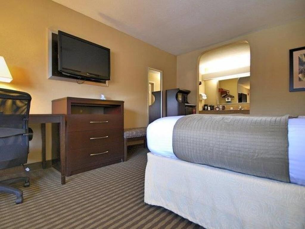 In-room safe, iron/ironing board, free WiFi, bed sheets