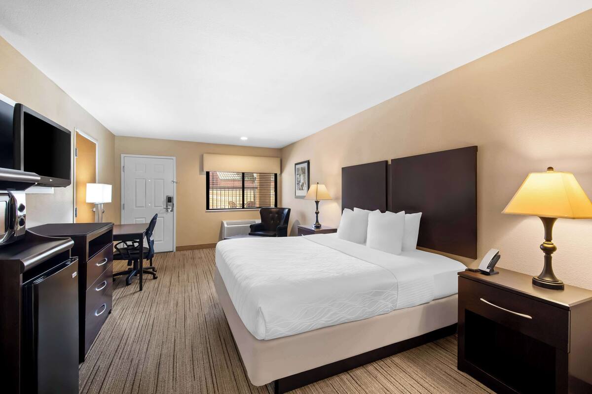 Standard Room, 1 King Bed, Accessible, Bathtub | In-room safe, iron/ironing board, WiFi (free), alarm clocks