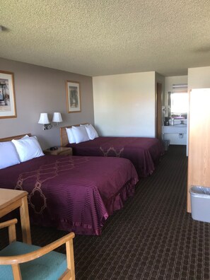 Blackout curtains, rollaway beds, free WiFi, bed sheets - Days Inn by Wyndham Richland (Richland)