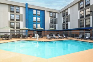 Una piscina al aire libre de temporada