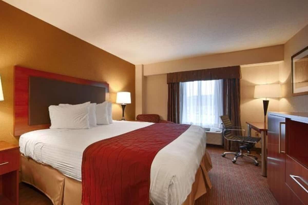 Desk, iron/ironing board, free WiFi, bed sheets