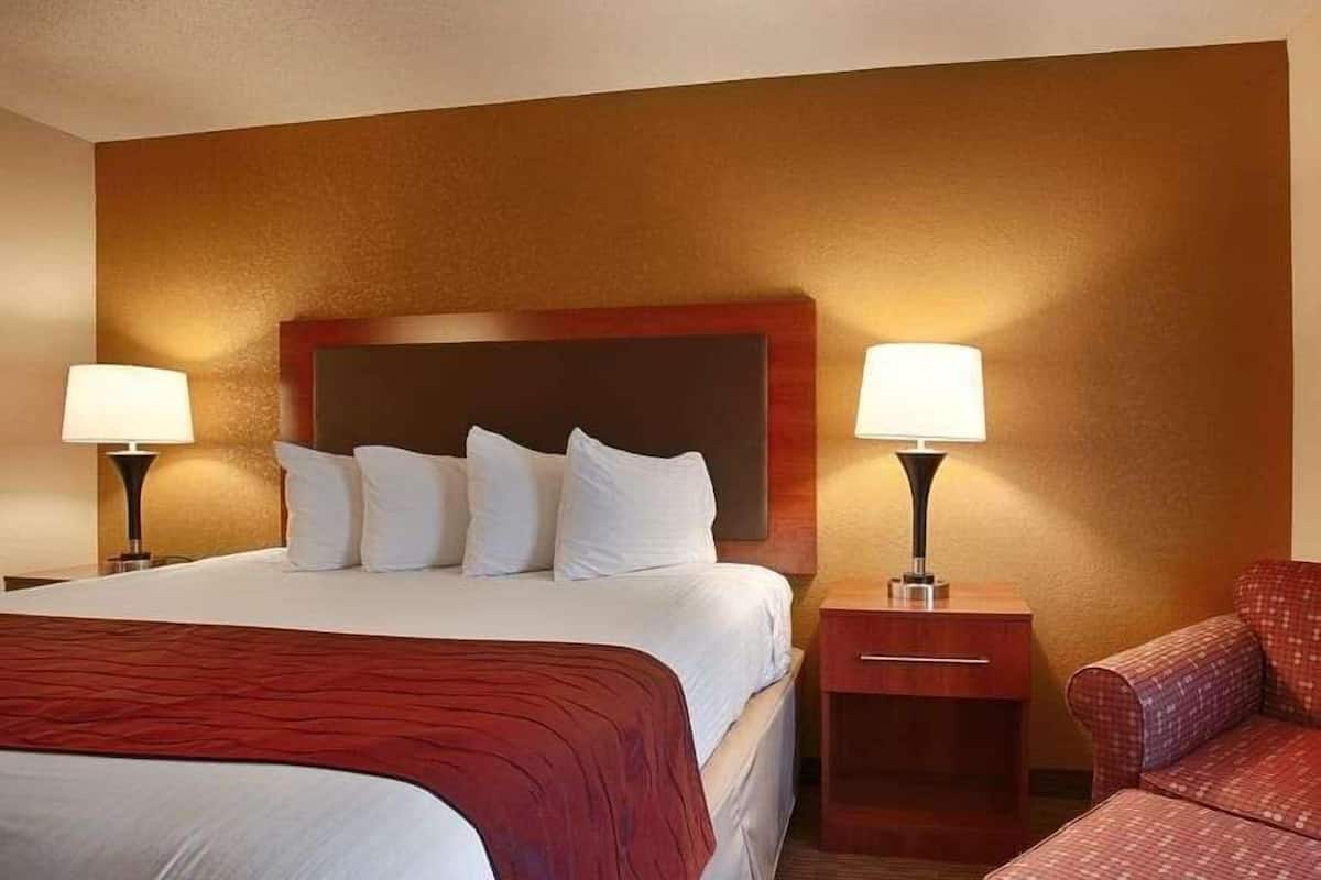Desk, iron/ironing board, free WiFi, bed sheets