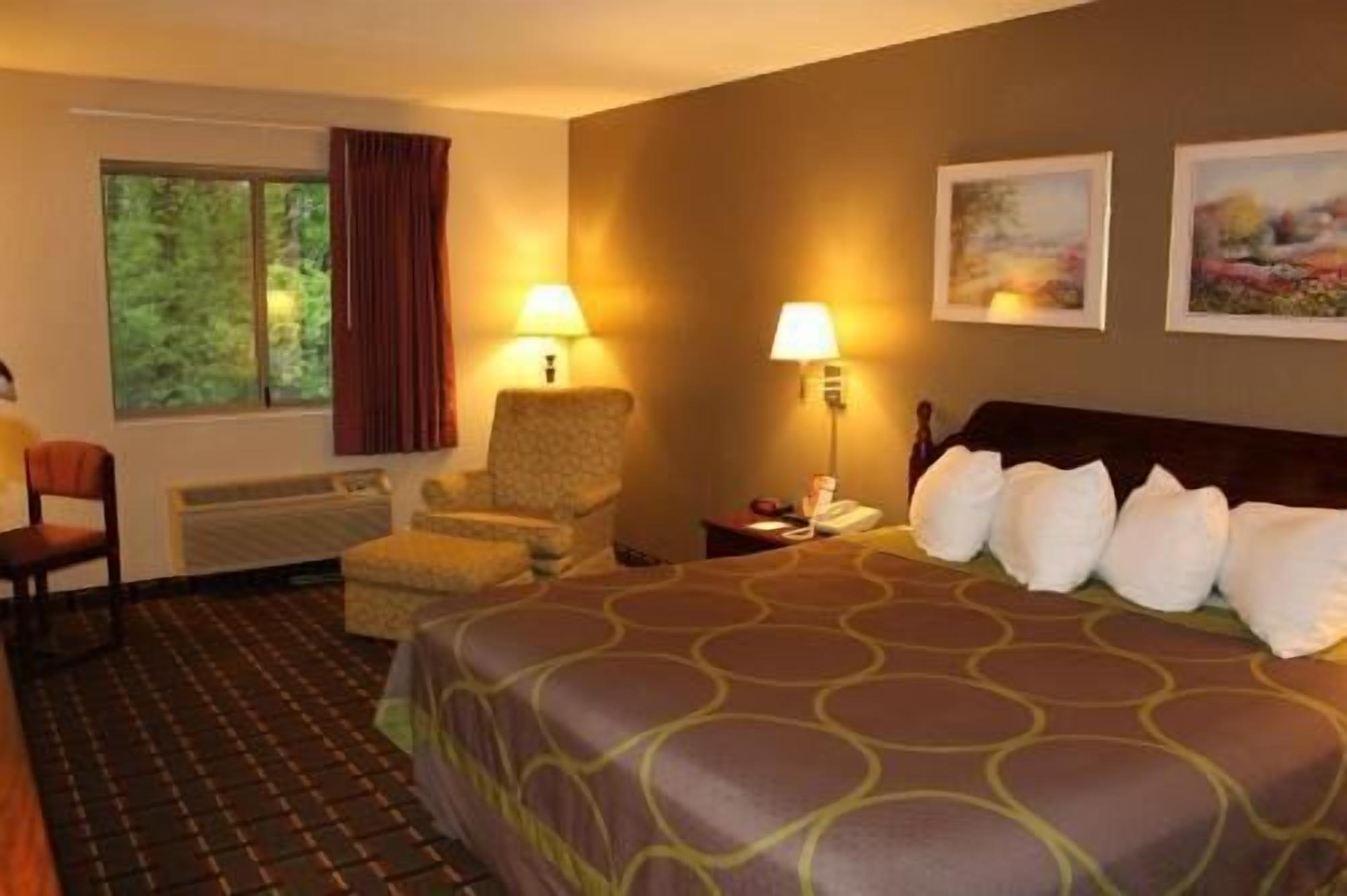 Een bureau, een laptopwerkplek, gratis babybedden, extra bedden