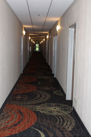 Hallway - Super 8 by Wyndham Valparaiso (Valparaiso)