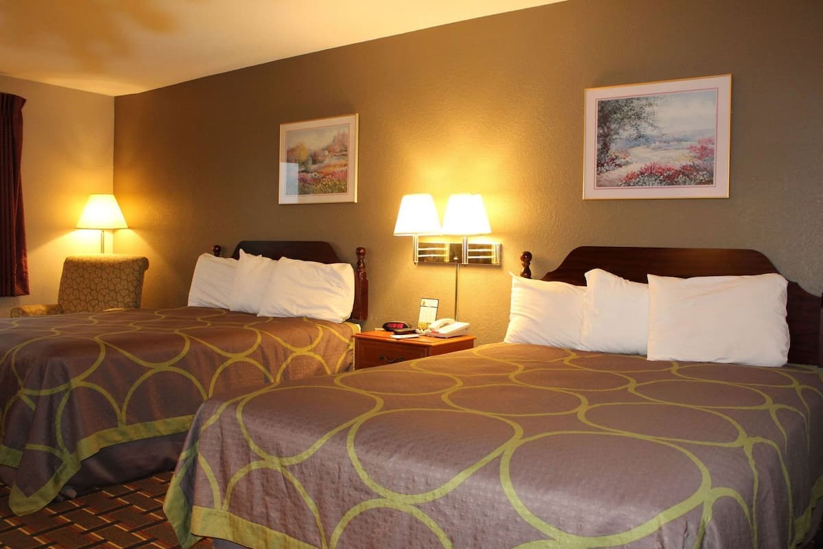 Escritorio, espacio para trabajar con laptop y cunas gratuitas