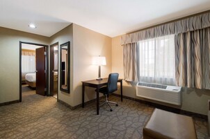 办公桌、笔记本电脑工作区、熨斗/熨衣板、免费婴儿床