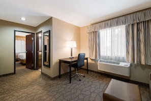 Desk, laptop workspace, iron/ironing board, free cots/infant beds - Best Western University Inn & Suites (Forest Grove)