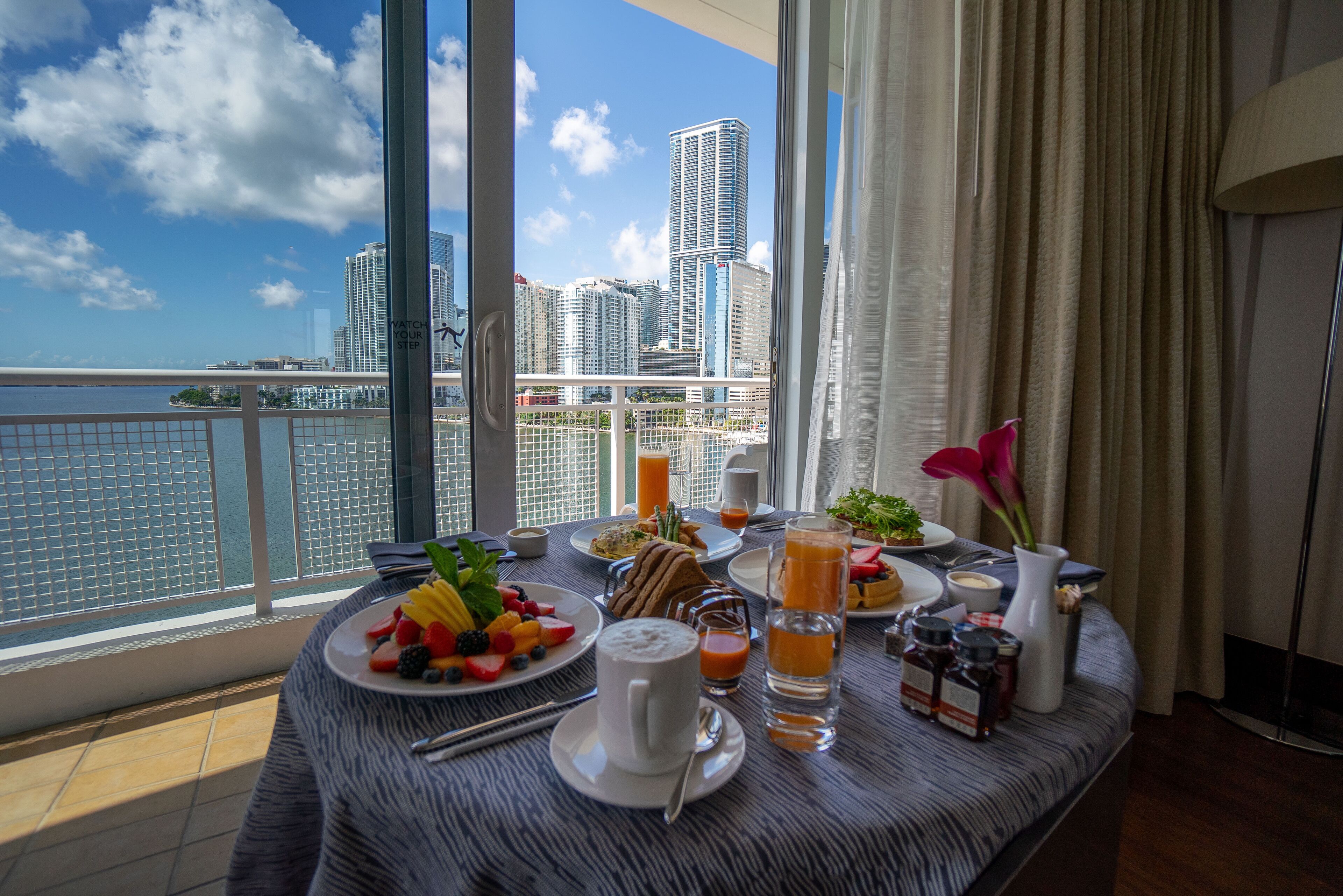premier suite, 1 king bed, bay view | in-room dining