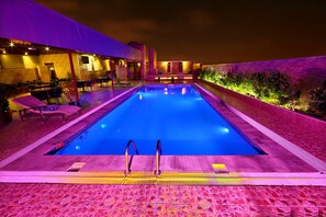Una piscina al aire libre