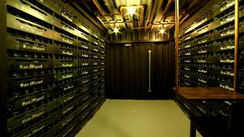 Serves lunch and dinner