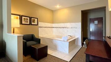 Suite, 1 cama de matrimonio grande, no fumadores, bañera de hidromasaje | Caja fuerte, escritorio, tabla de planchar con plancha y wifi gratis