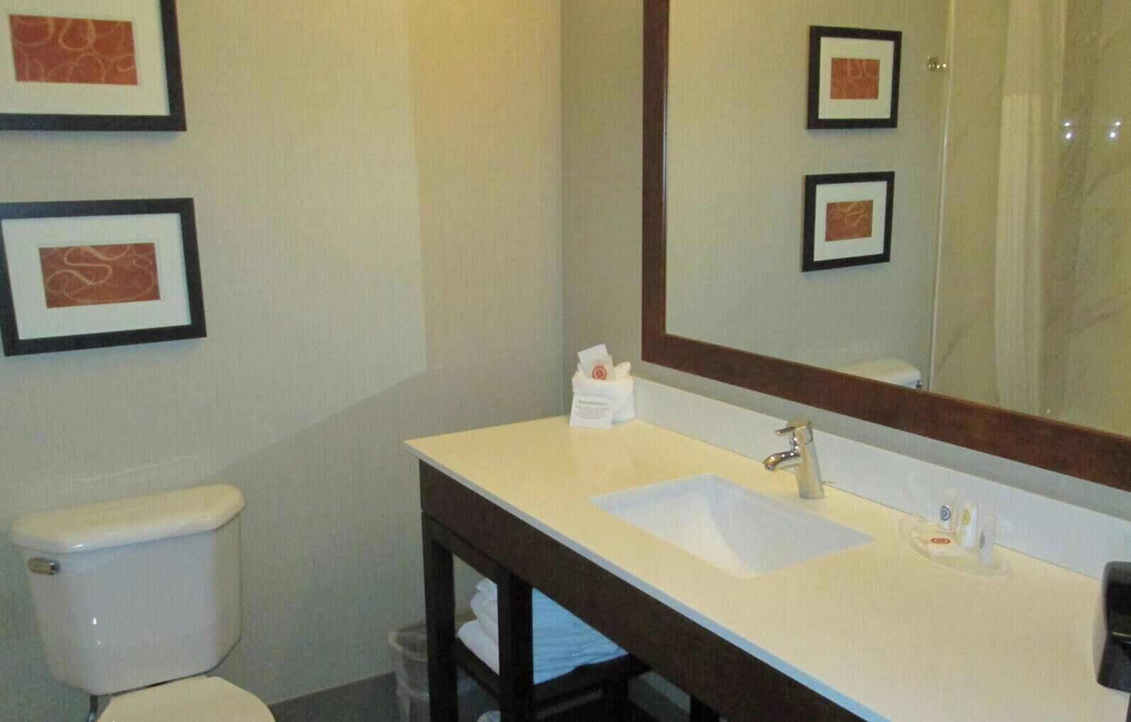 Bathroom | Free toiletries, towels, soap, toilet paper