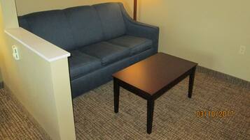 Värdeförvaringsskåp på rummet, skrivbord och strykjärn/strykbräda