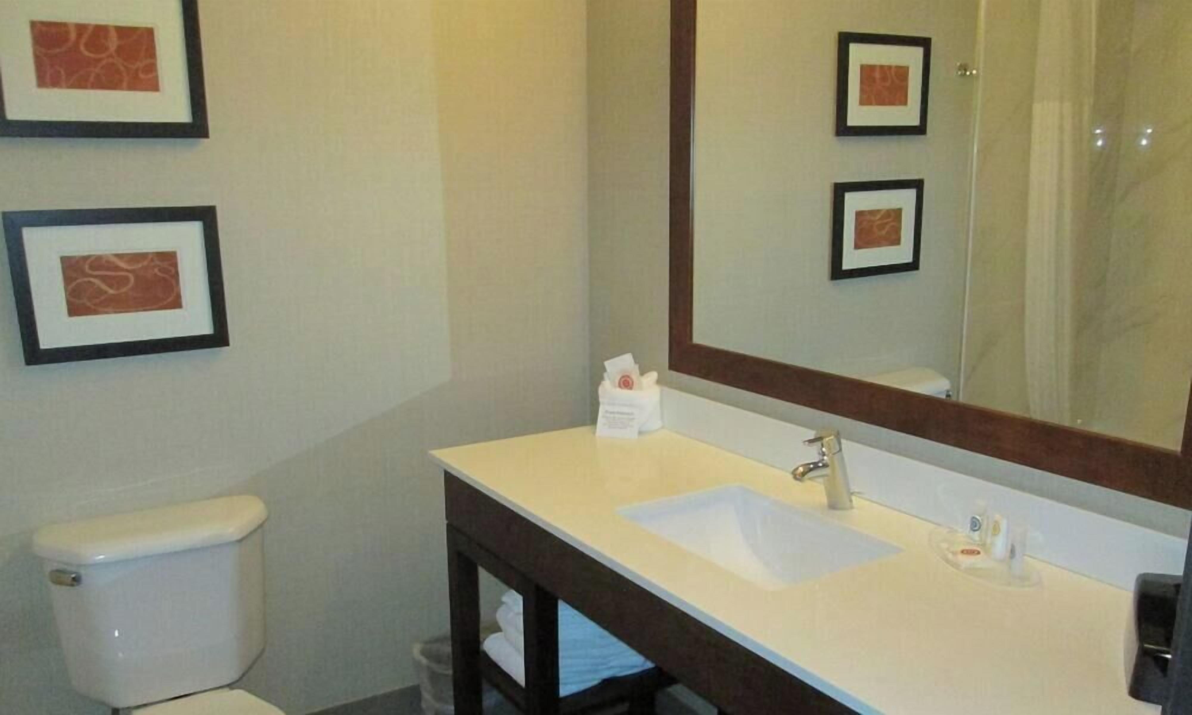 Bathroom | Free toiletries, towels, soap, toilet paper