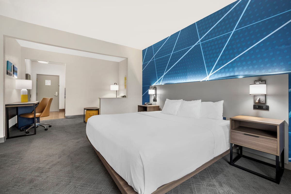 خزنة داخل الغرفة ومكتب ومكواة/لوح كي وواي فاي مجانًا