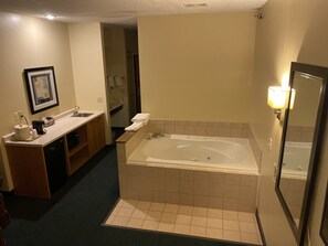 Deluxe Studio Suite, 1 King Bed, Non Smoking, Hot Tub | Desk, free WiFi, bed sheets, alarm clocks