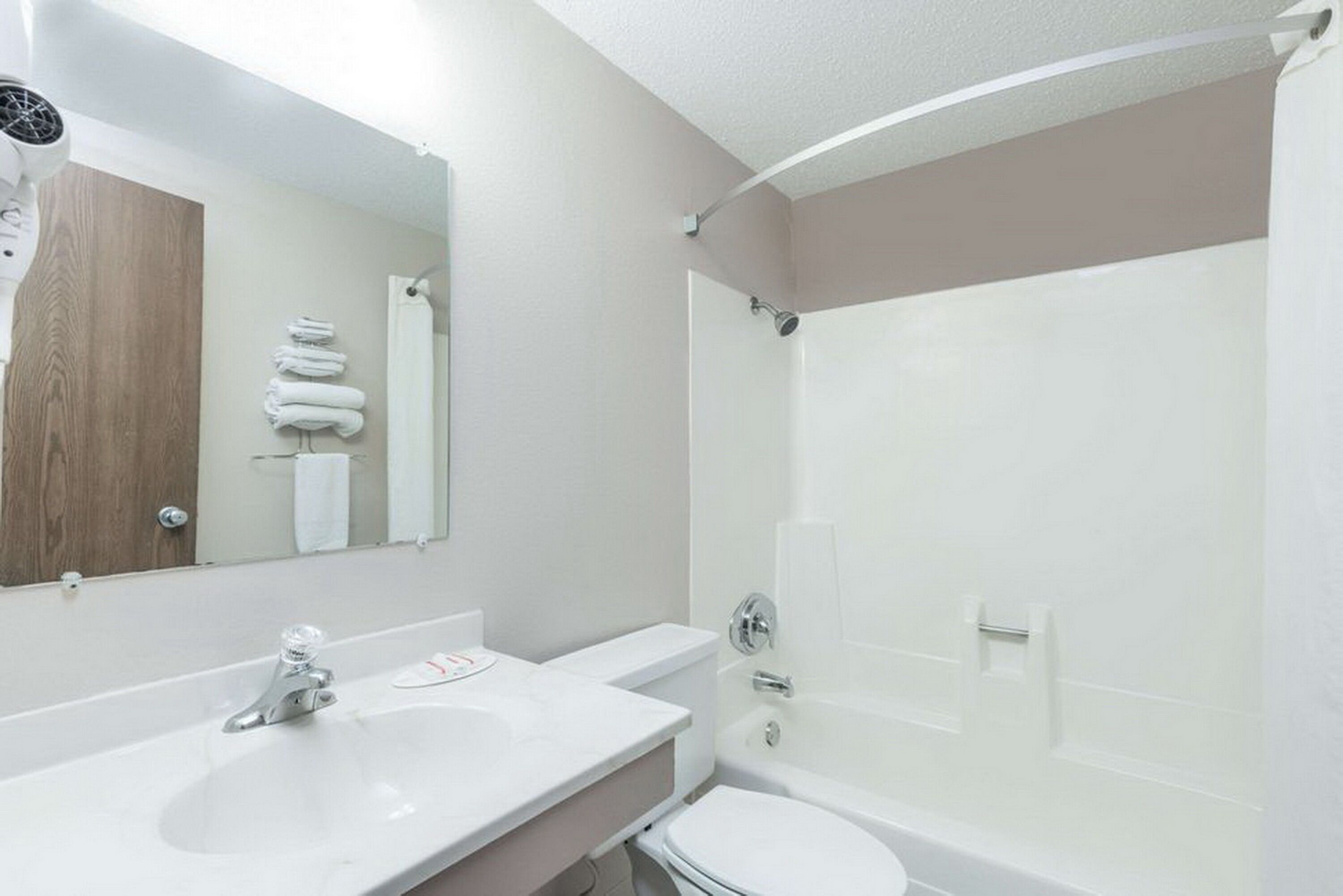 combined shower/bathtub, jetted bath, free toiletries, hair dryer