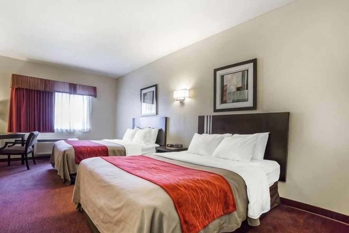 Desk, free WiFi, alarm clocks, bed sheets