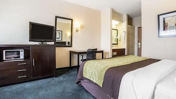 Deluxe Suite, 1 King Bed, Non Smoking | Desk, free WiFi, bed sheets, alarm clocks