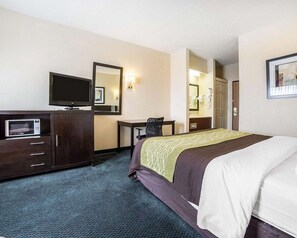 Deluxe Suite, 1 King Bed, Non Smoking | Desk, free WiFi, bed sheets, alarm clocks