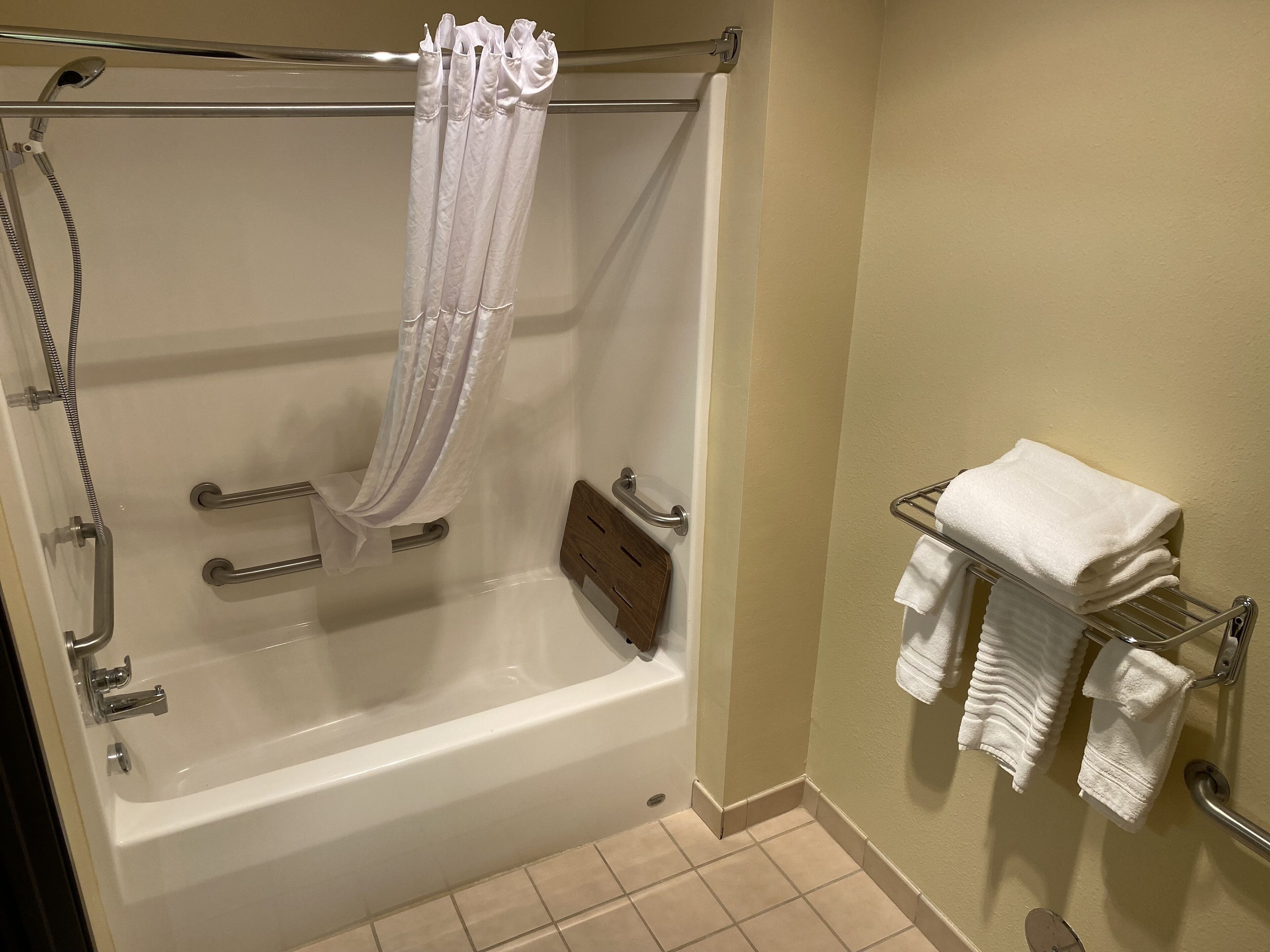 combined shower/bathtub, jetted bath, free toiletries, hair dryer